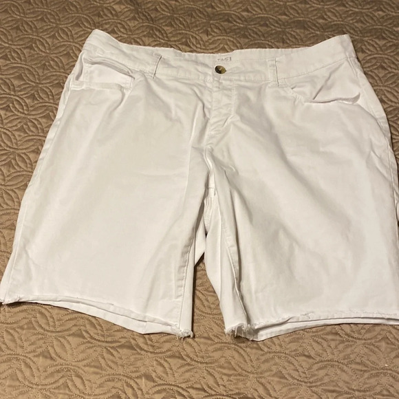 Time and Tru white denim shorts, size 18 - Picture 1 of 5